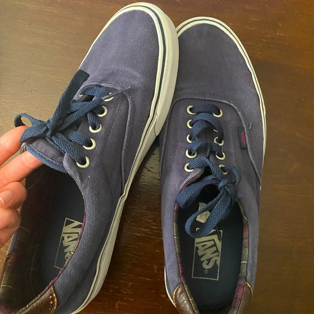 Vans - Picture 1 of 4